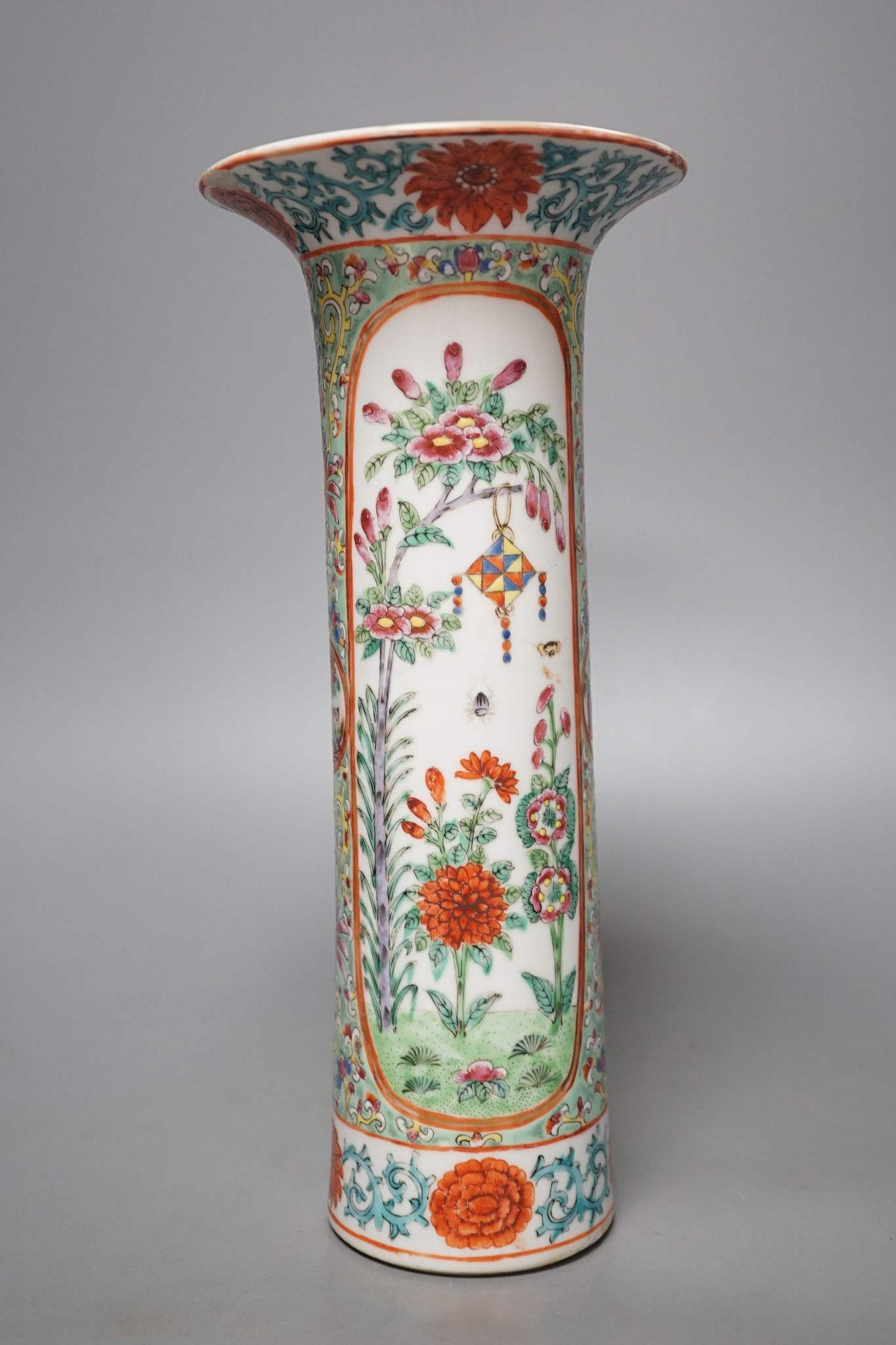 A Chinese famille rose vase cylindrical vase, early 20th century, 28cm